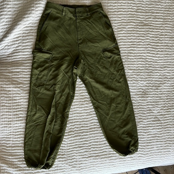 Uniqlo Pants - Uniqlo High-Waisted Green Cargo Pants with Elastic Waist and Ankles Size Medium